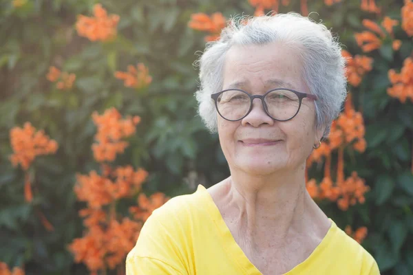 Retrato Una Anciana Asiática Sonriendo Mirando Cámara Mientras Está Pie — Foto de Stock