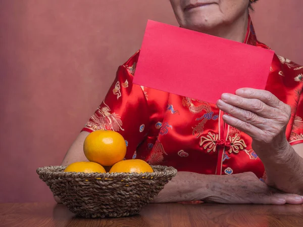 Hands Senior Woman Holding Red Envelopes Ang Pao Wearing Traditional — Fotografia de Stock