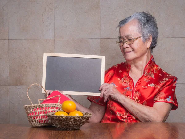 Elderly Asian Woman Wearing Traditional Cheongsam Qipao Dress Holding Looking — Stock Photo, Image