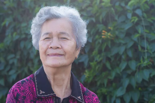 Retrato Una Hermosa Mujer Mayor Con Pelo Gris Corto Sonriendo — Foto de Stock