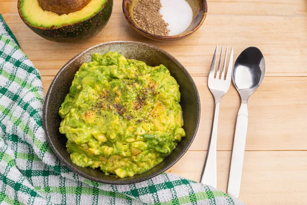 Fresh Guacamole Dish Placed Wooden Table Ingredients Homemade Guacamole Avocados — Stock Photo, Image