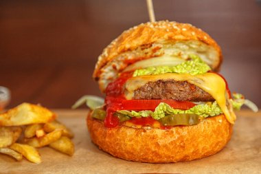 Lezzetli hamburger ve sulu pirzola, yemek için hazır.