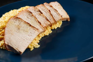 Koyu arkaplanda, peynirli ve etli makarna. Lezzetli bir yemek.