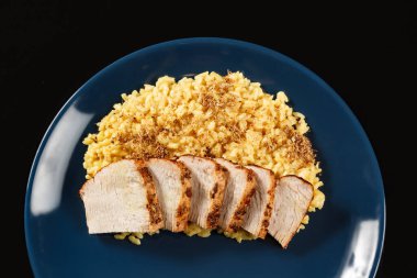 Koyu arkaplanda, peynirli ve etli makarna. Lezzetli bir yemek.