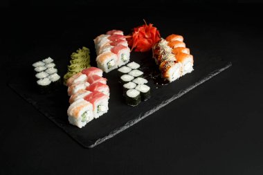 Asya mutfağı, lezzetli suşi, siyah arka planda suşi, siyah arka planda ağ.