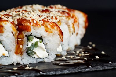 Yılanbalıklı Philadelphia, pirinçli Asya mutfağı, nori ve yılan balığı.