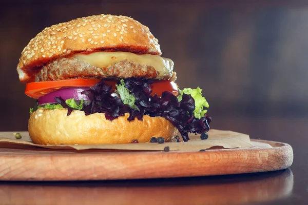 Tasty Burger Table Fresh Burger Ready Eat — Stockfoto