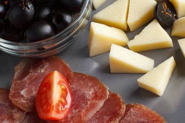 Peynirli ve zeytinli basturma, sosisli bir tabak, jambon, peynir, zeytin