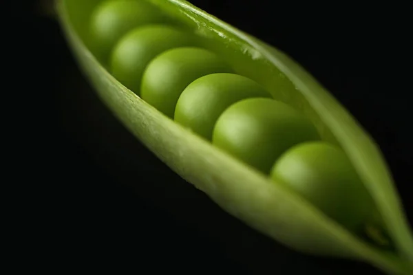 Une Gousse Pois Vert Ouvert Sur Fond Sombre — Photo