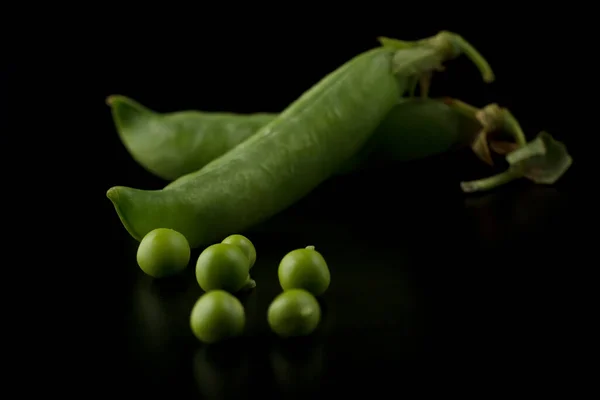 Uma Vagem Ervilha Verde Aberta Sobre Fundo Escuro — Fotografia de Stock