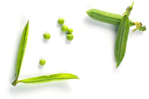 白い背景にエンドウ豆の鞘 ポッドに緑のエンドウ豆 — ストック写真