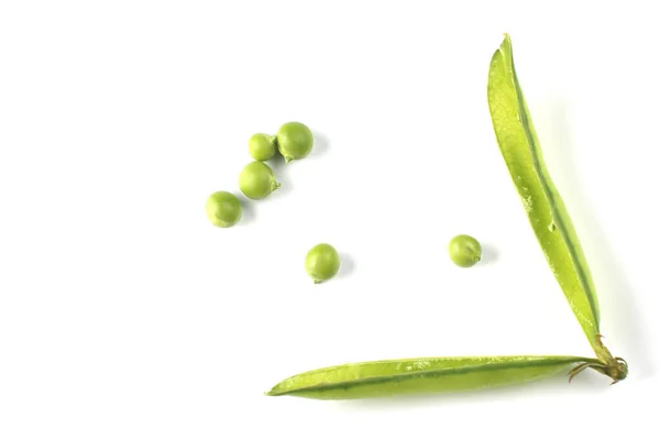 白い背景にエンドウ豆の鞘 ポッドに緑のエンドウ豆 — ストック写真