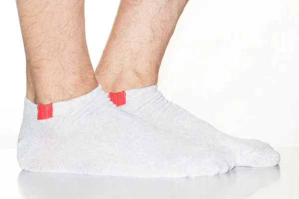 Κάλτσες Λευκές Κόκκινο Ένθετο Στα Πόδια Πόδια Κάλτσες Λευκό Φόντο — Φωτογραφία Αρχείου
