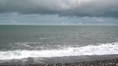 Koyu gri fırtına bulutları. Dramatik bir gökyüzü. Kara fırtınalı bulutlarda aydınlatma. Güzel doğa zamanı, fırtına bulutları ve denizdeki yağmur.