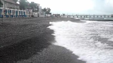 Koyu gri fırtına bulutları. Dramatik bir gökyüzü. Kara fırtınalı bulutlarda aydınlatma. Güzel doğa zamanı, fırtına bulutları ve denizdeki yağmur.