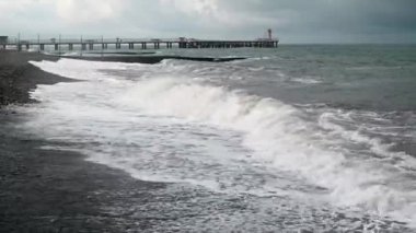Koyu gri fırtına bulutları. Dramatik bir gökyüzü. Kara fırtınalı bulutlarda aydınlatma. Güzel doğa zamanı, fırtına bulutları ve denizdeki yağmur.