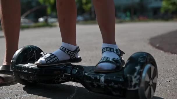 Pai Ensina Sua Filha Montar Uma Scooter Giroscópio Parque Infantil — Vídeo de Stock