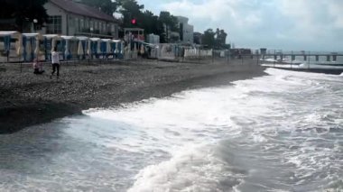 Deniz, köpüklü deniz mavisi dalga. Sakinim, sakinim, rahatım. Soğuk arkaplan fikri ve üste boşluk kopyalama