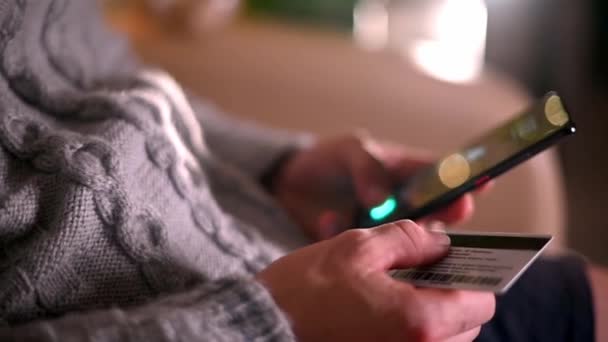 クローズアップマンはスマートフォンを使ってオンラインストアでプレゼントを注文 オンラインショッピングのコンセプト — ストック動画