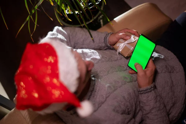 Bir Adam Noel Yeni Yıl Için Ailesine Sevgilisine Akıllı Telefon — Stok fotoğraf