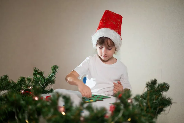 Jente Hvit Skjorte Med Nyttårshette Hodet Kutter Leketøyssortering Begrepet Juletradisjoner – stockfoto