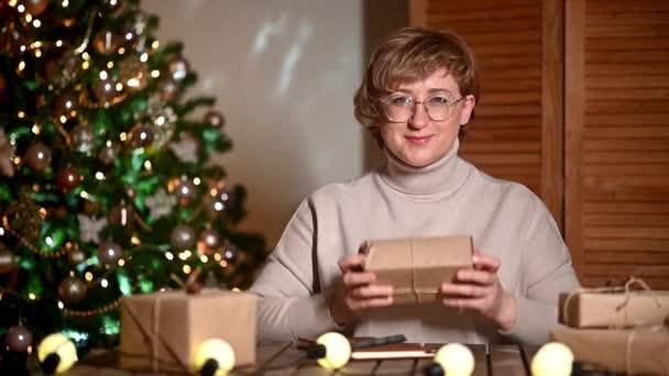 Mulher Dando Presente Para Ente Querido Conceito Temporada Dar Natal — Vídeo de Stock