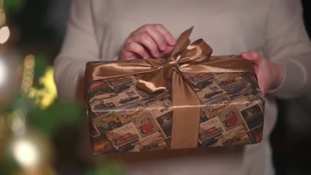 Weibliche Hände Halten Verpackten Geschenkkarton Mit Kleines Geschenk Frauenhand Flache — Stockvideo