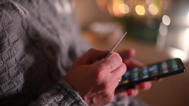クローズアップマンはスマートフォンを使ってオンラインストアでプレゼントを注文 オンラインショッピングのコンセプト — ストック動画