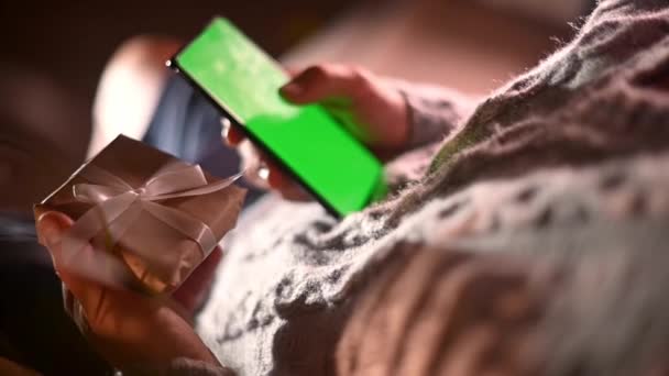 Close Homem Pede Presente Uma Loja Online Usando Smartphone Para — Vídeo de Stock