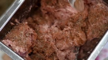Aile tariflerine göre evde sosis yapıyorlar. Salam ürünü, et endüstrisi, makine. Kıyma, kıyma.