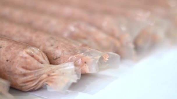 가족의 요리법에 집에서 소세지를 만든다 살라미 소시지 꼬챙이 모양을 캐비닛 — 비디오