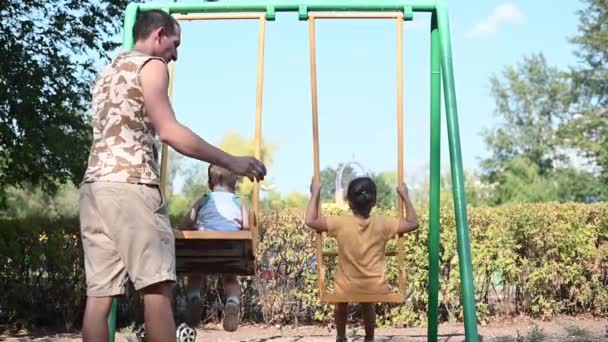 Pai Rola Crianças Swing Filho Filha Playground Caminhada Conjunta Com — Vídeo de Stock