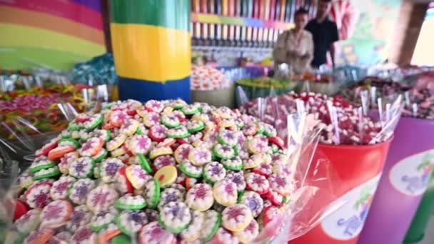 Vitrine Avec Des Bonbons Colorés Des Gommes Des Confitures — Video
