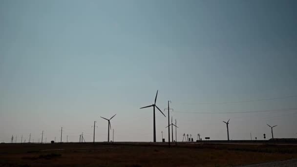 太阳升起时风力涡轮机 自然环境中现代风车的轮廓是生态可再生能源的象征 未来的绿色能源 — 图库视频影像