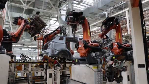 BELARUS, BORISOV - 29 Eylül 2021: Fabrikadaki modern otomobil montajı, araba gövdesi kaynaklama süreci, çalışan robotlar, otomatikleştirilmiş üretim hattında üretim süreci — Stok video