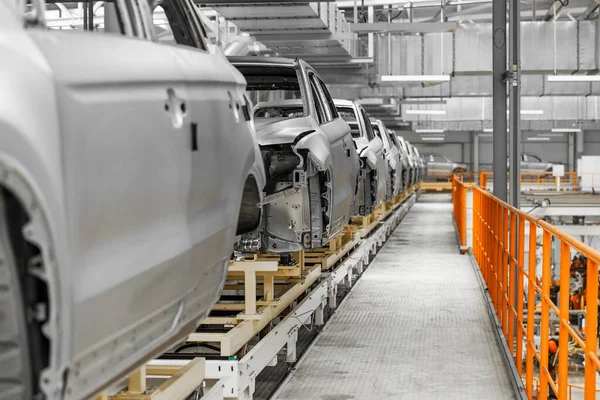 Auto-Förderband in einer modernen Fabrik, Karosserie vor der Lackierung — Stockfoto