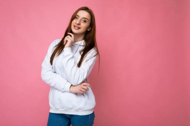 Gülümseyen, güzel, esmer, samimi duyguları olan, arka plandaki duvarda fotokopi alanı olan, şık kapüşonlu, güzel bir kadın. Pozitif kavram