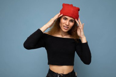 Genç, duygusal tatminsiz, güzel esmer, kıvırcık saçlı, samimi duyguları olan, şık siyah bluz giyen, kırmızı şapkalı, fotokopi odası olan ve başı ağrıyan bir kadın. Acı kavramı