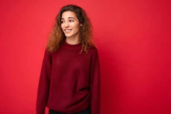 Snímek atraktivní šťastný úsměv mladá žena na sobě ležérní oblečení stojící izolované přes barevné pozadí s prázdným prostorem dívá do strany — Stock fotografie