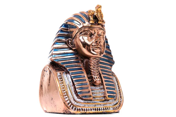 MINSK, BÉLARUS - 14 OCT 2021 : Toutankhamon Pharaon de l'Égypte ancienne, figurine souvenir sur fond blanc, or — Photo