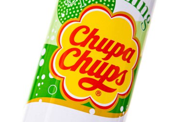 MINSK, BELARUS - 14, 2021: Kola konservesi Chupa Chupa Chup köpüklü kavun ve krema aromalı beyaz yalıtılmış arka plan, yakın çekim