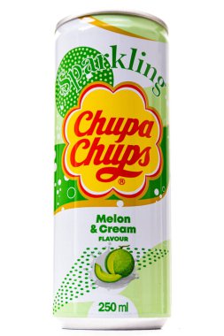 MINSK, BELARUS - 14, 2021: Kola konservesi Chupa Chup köpüklü kavun ve krema aromalı beyaz yalıtılmış arka plan