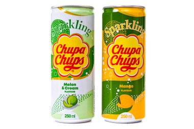 MINSK, BELARUS - 14, 2021: beyaz izole edilmiş arka planda iki kutu tatlı soda, Chupa Chups köpüren
