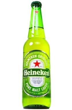 MINSK, BELARUS - 14, 2021: Yeşil cam bira şişesi Heineken Orijinal beyaz arka plan, saf malt birası