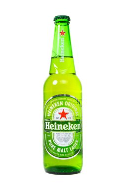 MINSK, BELARUS - 14, 2021: Yeşil cam bira şişesi Heineken Orijinal beyaz arka plan, saf malt birası