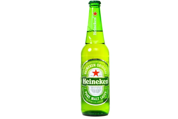 MINSK, BELARUS - OKT 14, 2021: grön glasflaska öl Heineken Original på vit bakgrund, ren maltlager — Stockfoto