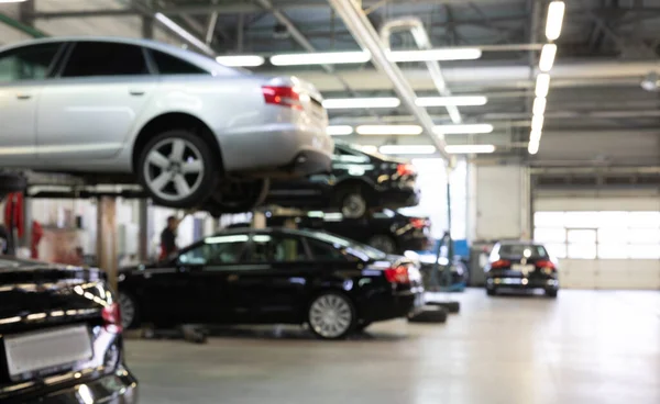 Estação de serviço para manutenção de carros executivos, foto com borrão — Fotografia de Stock