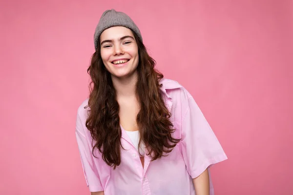 Foto von jungen positiven glücklich lächelnde schöne Frau mit aufrichtigen Emotionen tragen stilvolle Kleidung isoliert über den Hintergrund mit Kopierraum — Stockfoto