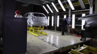 Borisov, Belarus - 29 Ekim 2021: Modern bir fabrikayı boyamadan önce arabanın gövdesinin detaylı teftişi, kalite denetimi