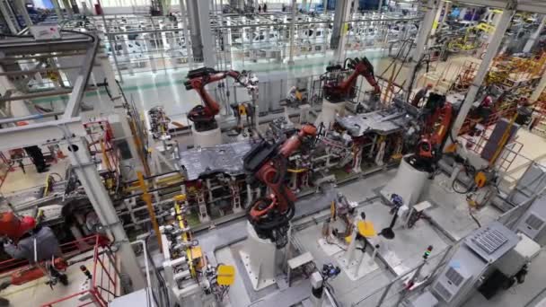 Robots in productie, automatische moderne lijn, veilig lassen, engineering — Stockvideo